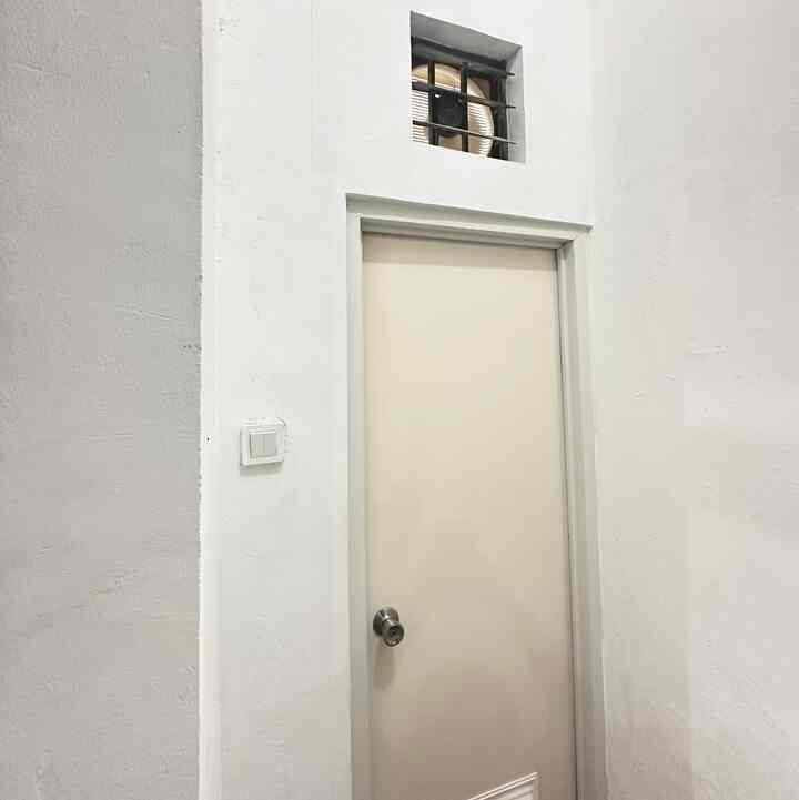 Ruang Sempit

Hai tetangga! Ini dia ruang sempit di rumah kami. Karna kami beli rumah second, sebetulnya ruangan ini sudah ada. Hanya saja kami perbaharui kembali keadaannya. 

Tetap menjadi kamar mandi 1,5m x 1,5m. Karna memaksimalkan ruang, maka kami menggunakan shower disini bukan bak mandi. Dengan tema putih, keramik setengah ruangan agar tetap terlihat clean dan terang. Serta penggunaan exhaust. Dan tidak lupa pula menyediakan tempat sabun pd dinding agar tdk memakan bnyak tempat. Semoga terinspirasi yah tetangga ^^

#ruangsempit
#tipsmaksimalkanruang
#nevertoosmall
#belirumahsecond
#modifikasirumahsecond