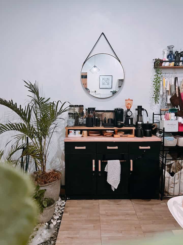 ✨Coffee Corner
Area yang tidak pernah absen didatangi setiap harinya. Siapa yang samaan paling gak bisa untuk skip ngopi? 
Mengisi area ini jadi kegiatan seru, karena menjadi suatu tantangan untuk mencari & mengumpulkan peralatan kopi dengan warna hitam 🖤

#coffeecorner #pantry #homecafe #blackandwood #kitchen #bold #scandinavian #industrial
