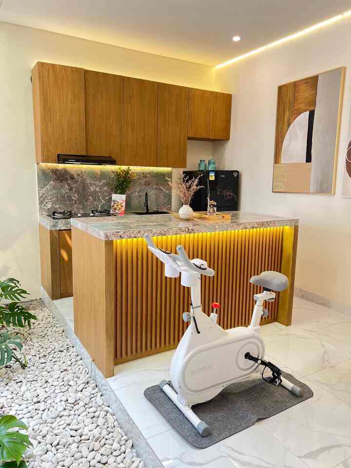 Mini room tour area rumah luas tanah 60m. Rumah ini memiliki sumber akan cahaya alami. Jadi saat pagi, siang, dan sore tidak perlu menggunakan cahaya lampu dan hemat listrik. Bukaan cahaya dan sirkulasi yang bebas dan besar, membuat vibes rumah menjadi lebih sehat akan sirkulasi udaranya dan estetika pencahayaannya.

#RumahKecil #RumahSempit #RumahIdaman #LayoutRumah #RumahMinimalis #RumahGang #RumahKeren #Rumah60m #Rumah