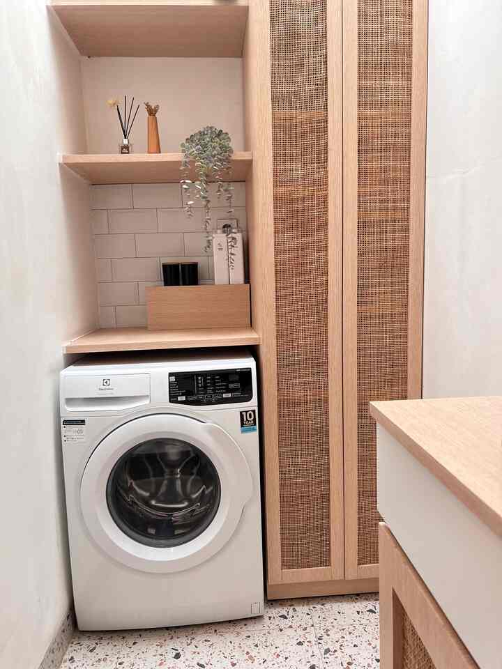 Ruang laundry ini ukurannya hanya 2x1 m dan kami optimalkan sekali dari mulai design dan fungsinya.

Kami gunakan kabinet di atas mesin cuci untuk item dekorasi. 

#RuangSempit
#TipsMaksimalkanRuang 
#NeverTooSmall
#laundryroom
#laundryarea
#designlaundry
#servicearea
#dekorasilaundry