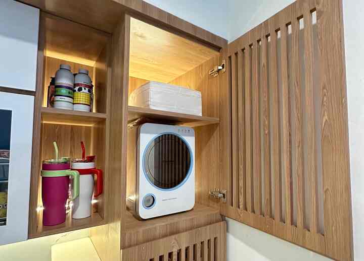 Sudut Favorit

Ini sebetulnya jg ruang sisa yg sangat kecil dan kami manfaatkan untuk dijadikan letak lemari custom 2 pintu ala japandi style. 

Gunanya agar tidak terlalu banyak barang yg ada di kitchen set kami. Maka, apabila akan digunakan, barulah barang-barang ini kami keluarkan.

Semoga terinspirasi tetangga!

#ruangsempit
#tipsmaksimalkanruang
#lemarialajapandi
#nevertoosmall
#belirumahsecond
#idelemari