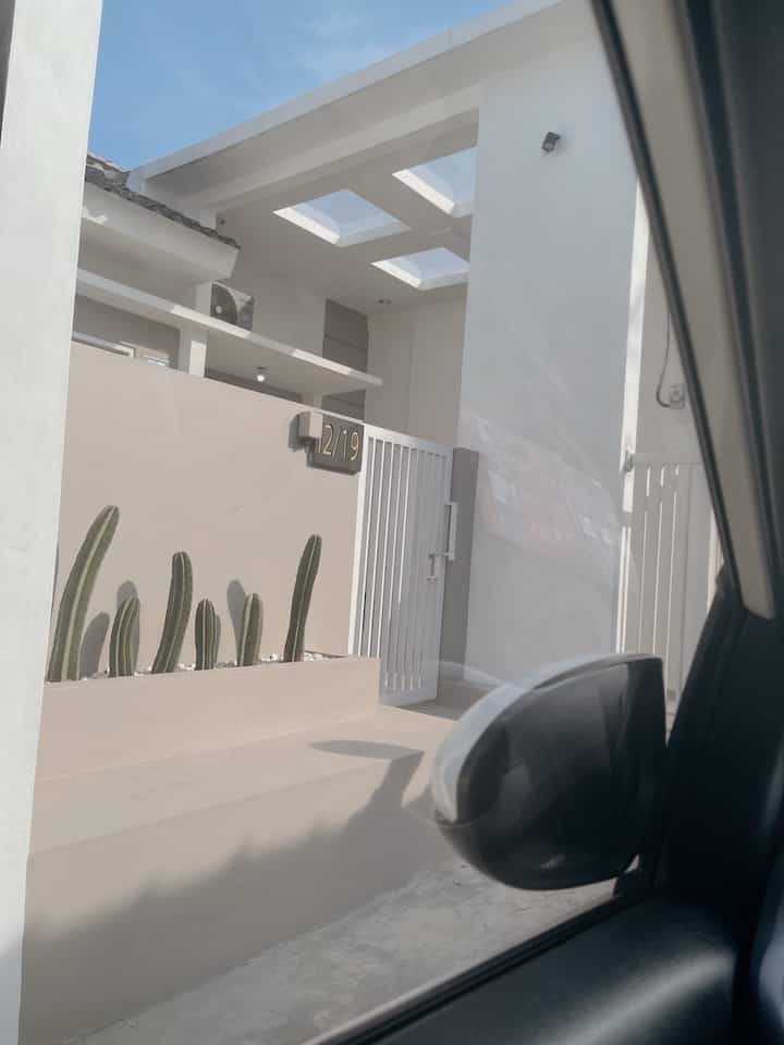 Tampak depan rumahvimi.
2 slide awal foto sebelum pakai kanopi diatasnya , baru kanopi diatas garasi saja , alhamdulillah karena pakai 2 foto ini banyak yang suka , banyak yg datang kerumah tetangga sekitar nanya dan foto rumah kami sebagai contoh rumah2 disekitar kami & tetangga online pun banyak yg menyukai.
Slide 3 & 4 setelah pakai kanopi dua-duanya sebagai penyempurnaan dari tampak depan rumahvimi. 
Terima kasih tetangga online, telah menyukai rumah kami. 

#rumahvimi
#rumahminimalis
#fasadrumahminimalis
#rumahsimple
#rumahkedua
#rumahlahansempit
#rumahkecil 