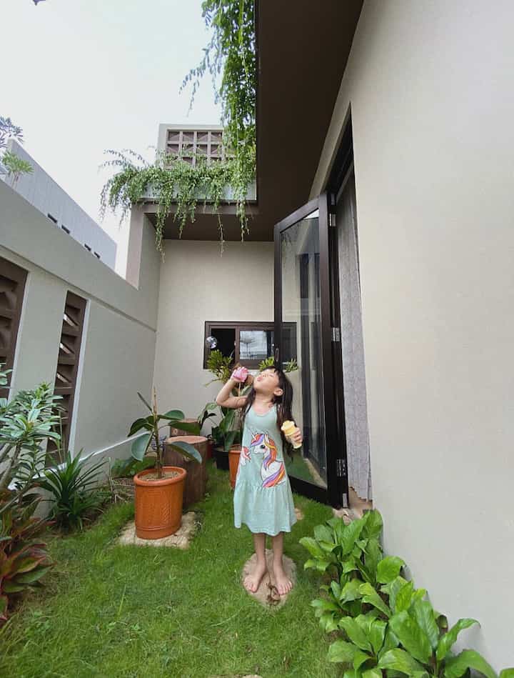 Taman di samping rumah yg sering aku jadikan tempat main bersama anak anak sambil menikmati asri banyak tanaman dan udara sejuk.. 

#TamanRumah #inspirasiTaman #IdeTaman #RumahMungil #RumahCluster #LiveWithKids 