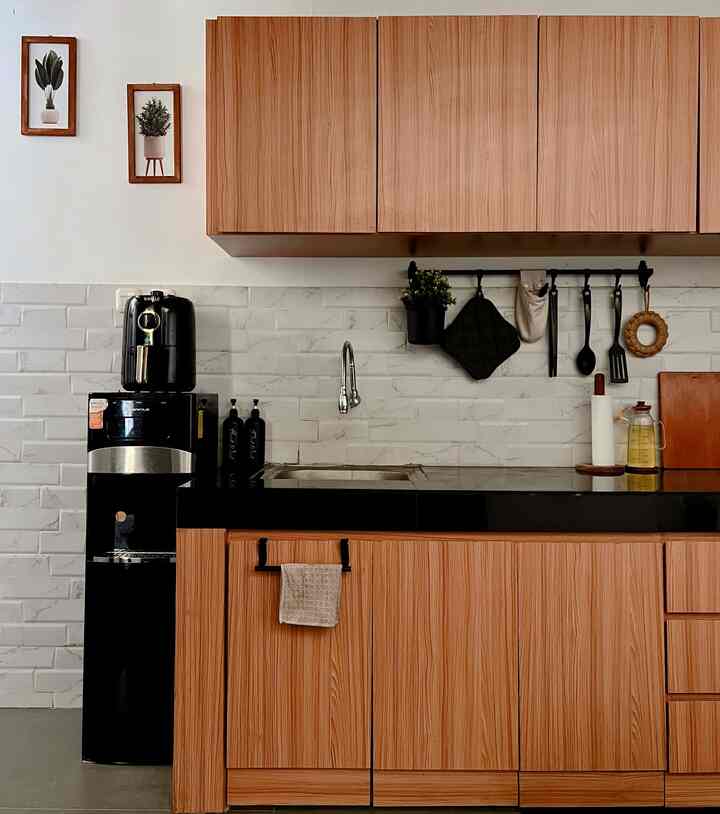 Hai semuanya 🙋🏻‍♀️
Menentukan palet warna #bruwnhouse berawal dari rumah kami yang mengusung konsep industrial, jadi kami memilih warna neutral seperti hitam, putih, dan abu2 namun didominasi warna cokelat untuk furnitur rumah. Sebenarnya menentukan palet warna tuh susah2 gampang, tapi akhirnya kami sepakat menggunakan warna yang mudah untuk dipadu-padankan dengan warna lain. ✨

#BringColorsToMyHome
#HomeColorPalette
#RekomendasiWarnaRumah
#RumahIndustrial
#RumahCluster
#70sqm
