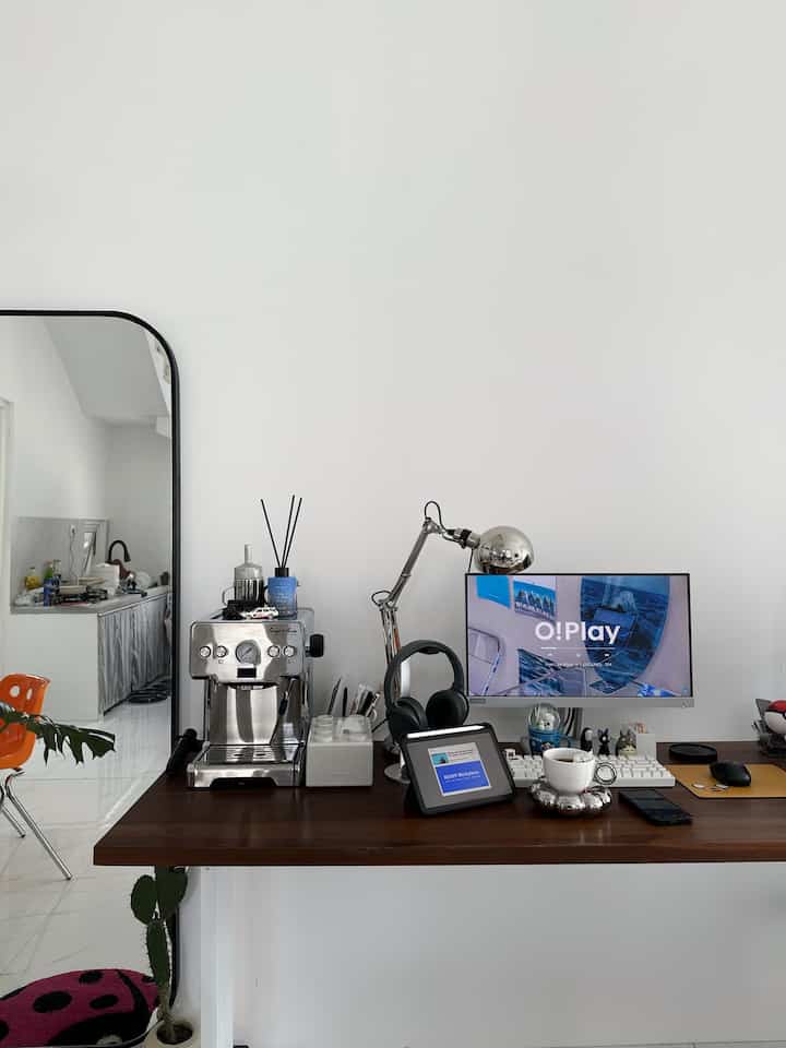 COLOUR PALLETTE DESK SETUP 💙🩵🤍
-
Warna palet di meja kerja lebih dominan Putih, Biru, Chrome karena putih akan menimbulkan kesan bersih, Chrome mempunyai kesan desain gaya futuristik seperti part robotic, biru sebagai warna yang melambangkan kesejukan.
-
Kita memadukan palet ini karena memiliki tema minimalis yang berarti kesederhanaan, jadi di meja ini tidak lebih dari 3 warna atau warna turunan saja yang dominan ke biru dan putih saja, untuk kedepannya meja kita akan rubah putih agar bisa lebih senada
-
Pilihlah warna apa saja yang bisa menimbulkan kesan keselarasan , warna kontras pun juga bisa selaras jika diimbangi dengan furnitur yang sesuai tema

#BringColorsToMyHome #HomeColorPalette #RekomendasiWarnaRumah #rumah #minimalis #homedecor #homestagram #white #45sqm #angkahouse  