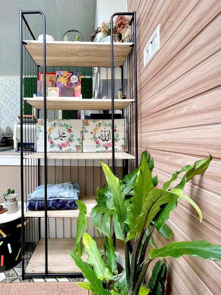 Hallo Tetangga Online! Kali ini aku mau spill benda-benda dekorasi di prayer roomku yang ramah dikantong. Di bagian rak untuk mukena & sajadah aku ada pajangan Allah & Muhammad berbahan kayu printing, ada tatami sofa dan karpet salur kekinian untuk duduk lesehan saat dzikir petang & pagi. Lalu, di bagian ceiling ada lampu gantung kembang api yang aku pasang saat momen lebaran kemarin namun masih digunakan hingga saat ini. Oiya, semua items dekorasi ini aku beli secara online di e-commerce ya! Yuk yang mau samaan, ditap linknya :) #DecorBidgetFriendly #AestheticAffordable #SpillDecorLowBudget #PayarRoom #KitchenDesign