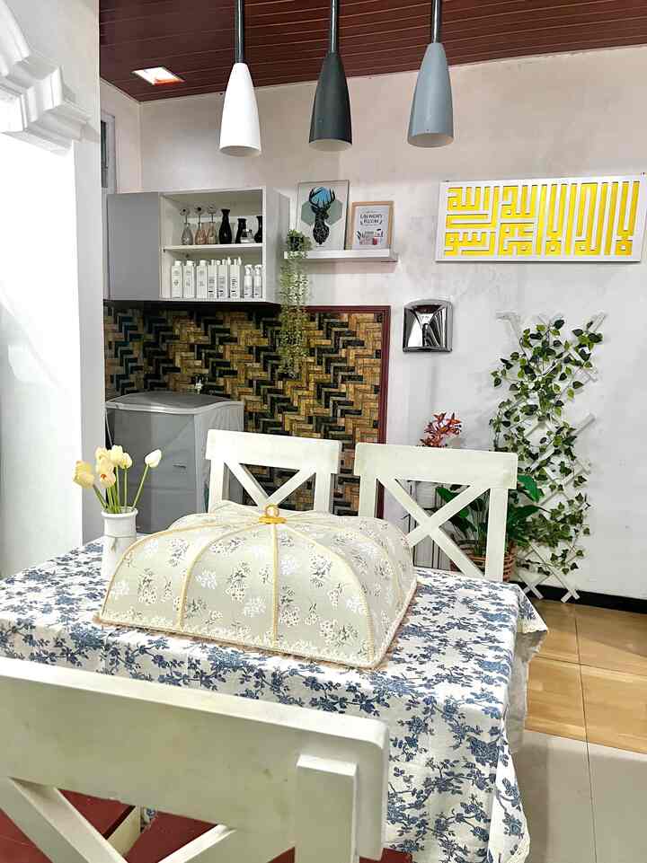 Ini dia beberapa item dekorasi aesthetic budget friendly ala aku..
Semuanya low budget, namun sangat bermanfaat secara fungsi.
 Item decor start from 10rban saja sudah bisa membuat tampilan yang cantik.

98% item decor dirumahku belinya ya di Online Shop, karena secara harga lebih murah daripada di Off store. Belinya pun secara bertahap, jadi benar-benar lebih terasa low budget😇

#dekorbudgetfriendly #AestheticAffordable #spilldecorlowbudget #itemdecor #decorlowbudget #ruangmakan #mejakonsole #walldecor