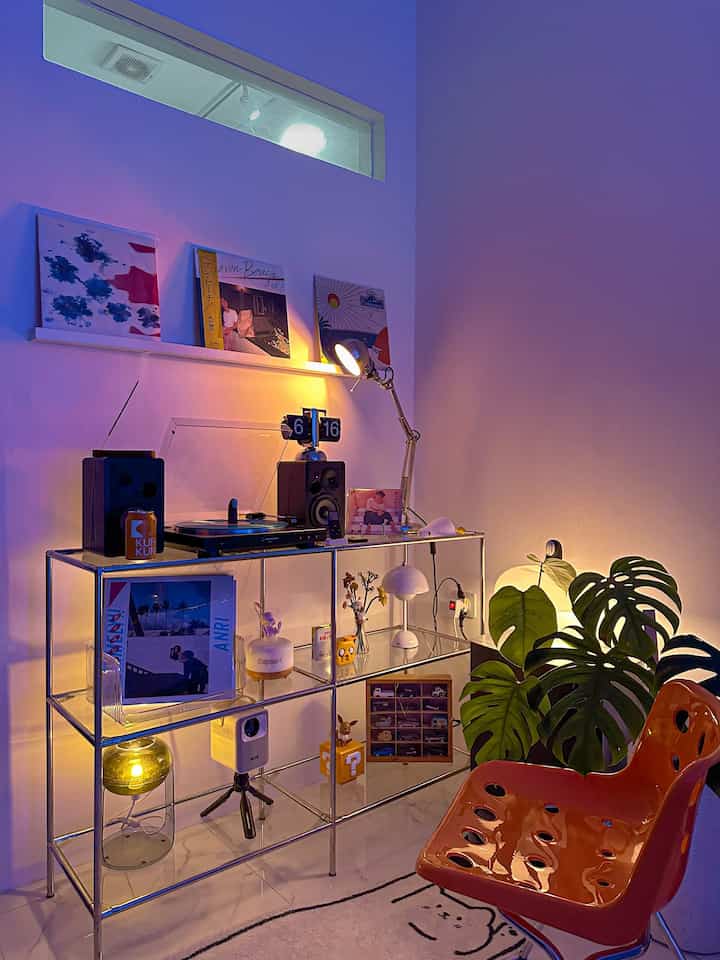 

BEST BUY AESTHETIC DECOR 🩶
-
Sudut ini membuat kita nyaman untuk bersantai dan didekor untuk menyimpan benda” yang menurut kita best buy disetiap bulannya, bendanya apa saja ? 

🤍 Rack Stainless Steel yang adjustable dengan harga mulai dari Rp 8000 saja
🤍 Turntable new entry yang cukup nyaman untuk memputar piringan hitam 2jt an tergolong terjangkau karena segu kualitas mumpuni
🤍 Speaker Edifier cukup detail diharga 1jt an
🤍 Lampu belajar IKEA FORSA 400rb an aesthetic dan berfungsi sekali
🤍 Retro Clock Flip 200rb an 
🤍 Botanical Block ala Lego 100rb an
🤍 Mushroom Lamp 100rb an 
🤍 Figure Kaonashi 50rb an
🤍 Standing Headphone 100rb an
🤍 Ambalan Vinyl 20rb an
-
Itu benda dekoratif lowbudget yang bisa melengkapi ruangan kita dan menambah suasana menjadi lebih hidup
#DekorBudgetFriendly #AestheticAffordable #SpillDecorLowBudget #inspirasi #minimalis #Rumah #rumahpribadi #homesecor #aesthetic #angkahouse