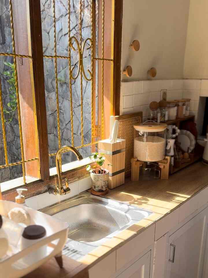Balik lagi ke dapur PearlHouse 
Salah satu item dekorasi stylish/aesthetic kamu yang budget-friendly di rumah ku, adalah si keran gold ini, only 60k aja tetangga 🫰🏻 

#DekorBudgetFriendly
 #AestheticAffordable
 #SpillDecorLowBudget
#dapurestetik
#inspirasidekordapur