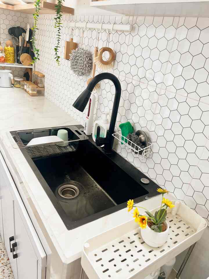 Memaksimalkan Ruang Terbatas✨

Ada space sedikit antara mesin cuci dengan top table aku isi dengan rak susun sebagai area penyimpanan tempat sabun

sebelum membeli rak jangan lupa di ukur dlu yaa supaya space nya ttep cukup🫶🏻

disini aku pakai rak 3 susun, agar memanfaatkan penyimpanan lebih muat banyak, kalau cara memaksimalkan ruang terbatas kamu gimana? yuk sharing dgn aku🤗🫶🏻

#ruangsempit #TipsMaksimalkanRuang #NeverTooSmall #RuangSempit #AreaSempit #ManfaatkanRuang 