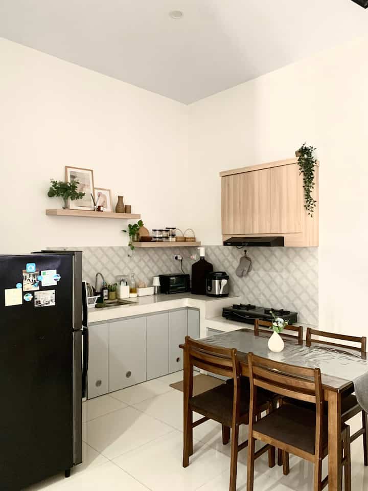 Spill item dekoratif budget friendly under 25K di dapur ✨

Tentang item dekoratif di hambalan dapurku,
• pajangan dinding aesthetic
• ⁠vas plastik dihias dengan tali rami
• ⁠talenan kayu selain untuk dekorasi juga kerap digunakan
• ⁠mangkok kayu untuk dekorasi juga untuk tempat tisu galom
• ⁠lap wastafel nan aesthetic juga fungsional

#DekorBudgetFriendly
#AestheticAffordable
#SpillDecorLowBudget