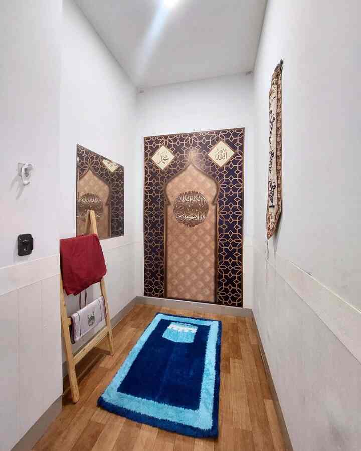 Helo temen" ohouse kali ini aku mau share mihrab ukuran 2 x 1.2m di rumah dengan dekorasi low budget. 

Untuk menciptakan tempat ibadah yg nyaman aku pilih pasang wallfoam motif kayu putih & pasang sticker dinding. Bagian lantai aku pilih vinyl roll karna kalo bosen bisa di lepas lg. Ada juga tambahan dekorasi seperti cermin & ledder kayu.
.
Yg paling bikin mihrab ini keliatan yaitu pemasangan sticker & ini harganya cuma 70rb aja tp auto berubah suasananya.
.
alhamdulillah mihrab kecil ini bermanfaat. 

#dekorbudgetfriendly #aestheticaffordable #spilldecorlowbudget #mihrab #musholamini 
