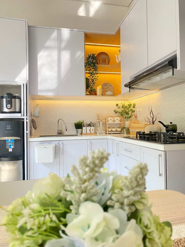 Dekorasi Aestetik Juga Bisa Budget Friendly..

Halo O!House lovers…
Membeli barang budget friendly itu menyenangkan lho.. Bisa dapat barang yang ramah kantong tapi aestetik dan fungsional✨ Buat kami berhasil membeli barang ketika diskon itu juga pencapian hehe..😊

Beberapa dekoratif item budget friendly di @d_houseds nih..

Talenan kayu bulat Bon Appetit dari informa ini diskon dari harga 149.000 jadi 99.000✨
Bentuknya aestetik, bikin dapur tambah cantik dan fungsional sebagai talenan.

Selanjutnya Keset nordic putih cantik, aku temukan di e-commece dengan harga affordable dengan ukuran 120x40 hanya Rp 40.000 aja✨

Lalu ada Rak pisau yang menurutku cantik dan mempercantik dapur dengan fungsi bikin pisau-pisau cantik kita pun terpajang dengan aestetik. Seharga Rp 100.000 an aja✨

Kemudian lilin tanpa asap dan tidak berbahaya bagi anak-anak ini bisa menciptakan mood yang cantik dan menenangkan. Bikin ruangan jadi aestetik. Lilin electrik yang apinya bisa bergoyang seperti asli ini cantik seperti lilin asli karena apinya bergoyang. Harganya cuma Rp 35.000✨tapi lilinnya abadi nggak meleleh hehe

Semoga menginspirasi yaa✨

#DekorBudgetFriendly 
#AestheticAffordable 
#SpillDecorLowBudget
#AestetikKitchen
#WhiteKitchen
#DapurPutih
#RumahDeveloper
#Cimahi
#Bandung
