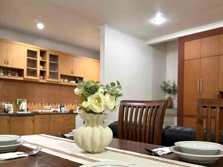 • Budget-Friendly Decorative Items •

Dekorasi budget-friendly yang jadi favorit ku untuk menghias ruangan adalah vase dan tanaman.
Selain harganya yang terjangkau, bunga atau tanaman juga menghidupkan suasana ruangan.

Vase bunga pada foto pertama jadi favoritku karena bentuknya yang cantik meski tanpa bunga.

#DekorBudgetFriendly
#AestheticAffordable
#SpillDecorLowBudget
#dekorasi #dekorasimeja #dekorasirumah