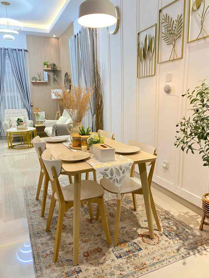 Warna-Warna Bumi Itu Hangat dan Menenangkan

Halo O!House lovers…
Kami suka Rumah dengan looks yang clean, hangat, dan nyaman. Jadi kami memilih mewarnai bagian dalam rumah kami dengan warna-warna bumi. Dominan putih, dengan sentuhan warna kayu natural, hijau, cream dan abu-abu. Kami memilih warna yang kalem agar mudah dipadupadankan dan tidak terlihat tabrakan, memberikan kesan luas. 
Kami menggunakan furniture berwarna senada seperti berbahan kayu, berwarna cream atau putih. Dengan pajangan-pajangan yang juga berwarna senada juga tanaman artificial untuk menyegarkan ruangan. Sehingga ruangan berkesan rapi, bersih, dan nyaman. 

#BringColorsToMyHome
#HomeColorPalette
#RekomendasiWarnaRumah
#whitehouse
#RumahDeveloper
#Cimahi
#Bandung