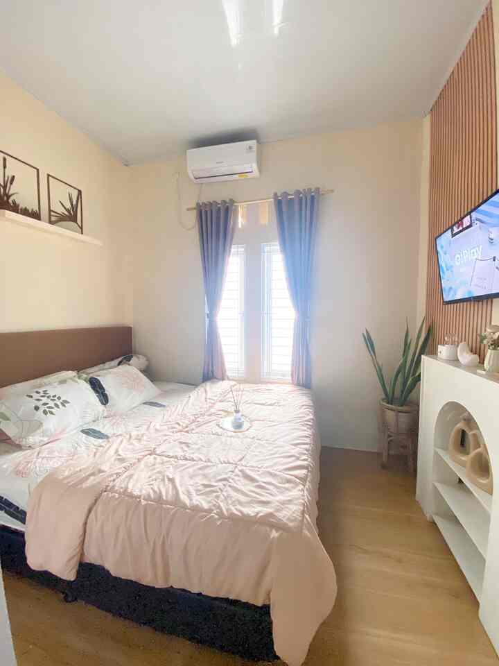 Color palette ⚪️🟤🟠

Color palette / palet warna yg kami pilih untuk rumah ini adalah warna krem, warna putih dan sedikit warna coklat. 
Memilih warna krem pada dinding rumah ini karena ini warna favoritku sejak kecil. Dan warna krem ini kami padukan dengan warna putih pada plafon, kusen pintu, jendela dan juga furniture yg kami gunakan seperti lemari pakaian & rak. 
Dan untuk menambah warna pada rumah ini, kami memilih menambahkan sedikit sentuhan warna coklat. Untuk sedikit sentuhan warna coklat tersebut, kami memilih lantai vynil supaya ruangan terasa hangat. Dan tambahan warna coklat dari barang dekoratif ruangan seperti gorden, dll. 

#BringColorsToMyHome #HomeColorPalette 
#RekomendasiWarnaRumah 
#Rumahmungil #Rumahdarabayu #Rumahtumbuh #kamartidur #kamartidurmungil #warnarumah 



