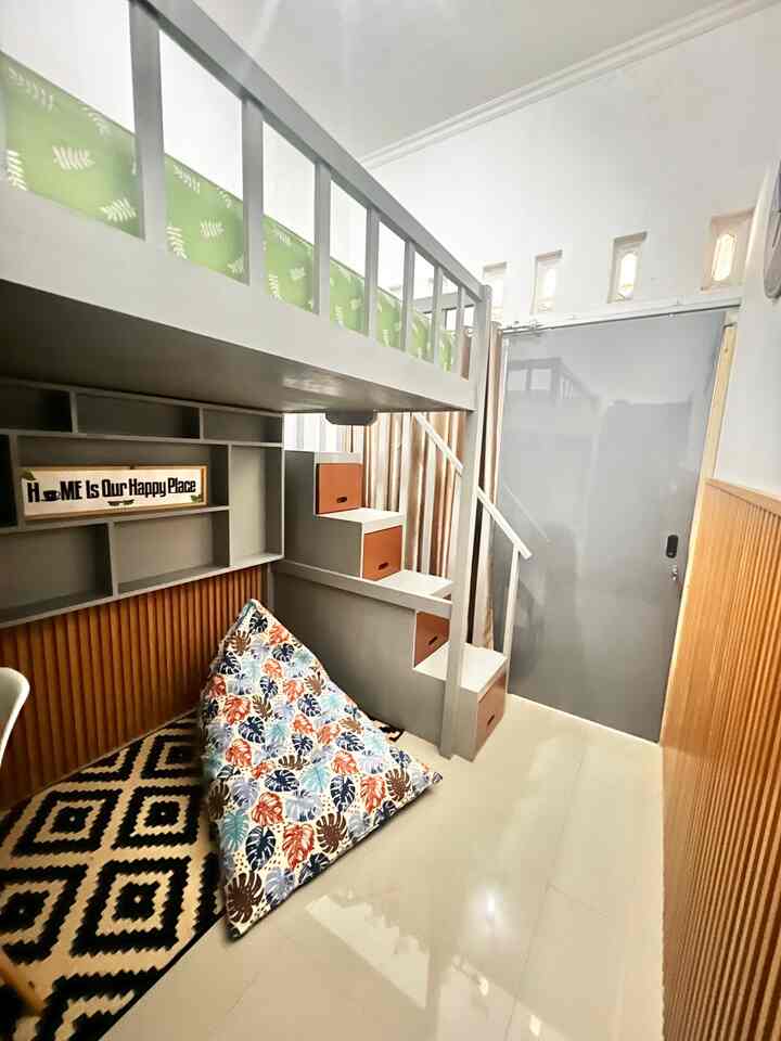 Rumah aku sebenarnya dominan warna coklat, hanya saja untuk kamar anak, aku mix dengan warna abu-abu muda, agar lebih fresh dan terang,
Sentuhan wood panel warna coklat memberikan kesan yang hangat.

Untuk ruangan lain, dilantai 2, aku dominasi ke Coklat, dengan memilih warna vynil lantaipun coklat, wall batten juga coklat lebih tua daripada warna lantai, untuk barang dekoratifnya, ada beberapa warna coklat dan putih, lebih ke warna-warna netral agar satu nuansa. 

Kalau ditanya kenapa memilih warna ini? Jawabannya karena suka.. 😇

#BringsColorsToMyHome
#HomeColorPalette
#rekomendasiWarnaRumah
#kamaranak
#ruangsantai
