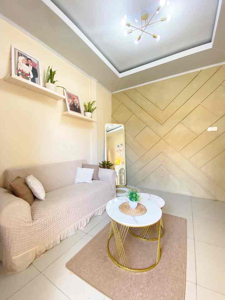 Decor Budget Friendly ✨

Mendekor rumah mungil kami ini, kami selalu usahakan untuk dekorasi yg ramah kantong versi kami. 
Contohnya untuk ruang tamu, kami mendekor dinding polosan dengan DIY Wallbatten. DIY wallbatten ini hanya menghabiskan budget 250k saja lho teman2 🤗 yg mana kami hanya membeli list kayu, paku, dan juga cat. Dan di kerjakan berdua tanpa tukang. 

Begitupun dengan dapur mungil kami.. kami mendekor ulang dapur ini dengan keramik backsplash yg di tempel. Keramik bevel yg ringan ini ternyata awet lho 2 tahun di dapur ini hanya dengan di tempel dengan lem sealent aja tanpa bongkar keramik backsplash yg lama 😊
Kami memilih keramik bevel ini selain membuat dapur menjadi estetik juga budget friendly tentunya karena tanpa ada budget bongkar keramik lama dan budget tukang. 

#DekorBudgetFriendly #AestheticAffordable #SpillDecorLowBudget #ruangtamumungil #dapurmungil #dekorasiramahkantong #dekorasi #lowbudget #rumahdarabayu 