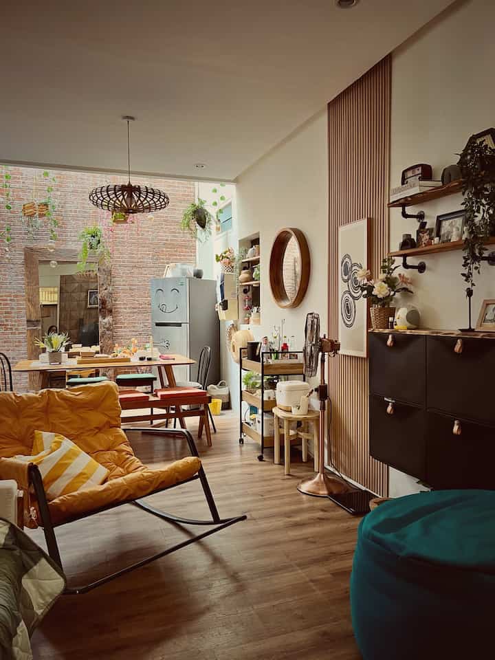 𝙋𝙚 𝘾𝙞𝙣𝙩𝙖 𝙨𝙚𝙢𝙪𝙖 𝙬𝙖𝙧𝙣𝙖 😍
Holaaa, ini living room aku. Komentar para tamu untuk interior rumahku adalah :
1. Seperti di Cafe
2. Berantakan tapi rapi
3. Banyak pritilan tapi tidak norak
4. Homey
5. Adem padahal tidak pake AC
6. Kecil tapi terlihat luas 
Hahaha, ini bukan aku yg bicara lho, para tamu. Terima kasih untuk komentar positifnya ☺️.
Aku memang ingin sekali menciptakan komentar seperti itu ketika tamu datang berkunjung. Enam komentar di atas salah satunya karena ada permainan atau pemilihan warna interior. Aku suka semua warna, tapi warna dominan di dalam rumahku ini adalah : Hitam, Kayu, Putih dan Abu2, lalu hijau untuk tumbuhan artifisialnya (warna2 ini aku sebutnya warna2 dewasa) , warna yang menggambarkan suasana tenang dan adem, juga untuk menggambarkan bahwa rumah ini rumah lawas. Warna2 cerah seperti orange, tosca, merah, kuning aku selipkan juga, karena aku juga ingin menyampaikan ke para tamu bahwa pemilik rumah lawas ini adalah orang yang ceria, penuh semangat optimis dan menolak tua 💪💪💪😄😄😄

1. #BringColorsToMyHome
2. #HomeColorPalette
3. #RekomendasiWarnaRumah
#warnadewasa #warnaceria #backtonature #homeyhome #livingroom #diningroom #ruangkeluarga