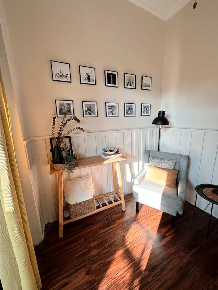 tidak ada spesifikasi harus warna apa, kalau dirumah ini warna cat rumah memang sengaja pilih yg cerah terang karena rumah aku kecil, dan untuk furnitur atau dekorasi aku sesuaikan aja warna yg cocok tapi tetap netral contoh warna hitam atau nuasa kayu.. 
#BringColorsToMyHome #HomeColorPallete #RekomendasiWarnaRumah #minimalis #ruangtamu #neutralhome #tinyhouse