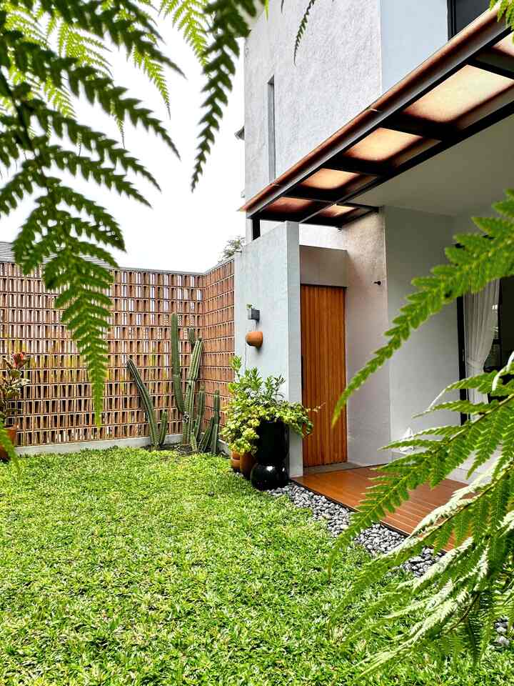 Color Palette

Design awal rumah inginnya industrial tapi yang gak terlalu raw, walaupun unsur raw nya masih ada tetep dibuat simple 

Dengan adanya palette abu, sentuhan wood, teracotta dan black dan menghidupkan suasana rumah dengan tanaman hijau tropis, Agar tetap berkesan hangat 

#bumitimi #bringcolorstomyhome #homecolorpalette #rekomendasiwarnarumah #tanamantropis #lantaiconwood #rumahindustrialtropis #designindustrial