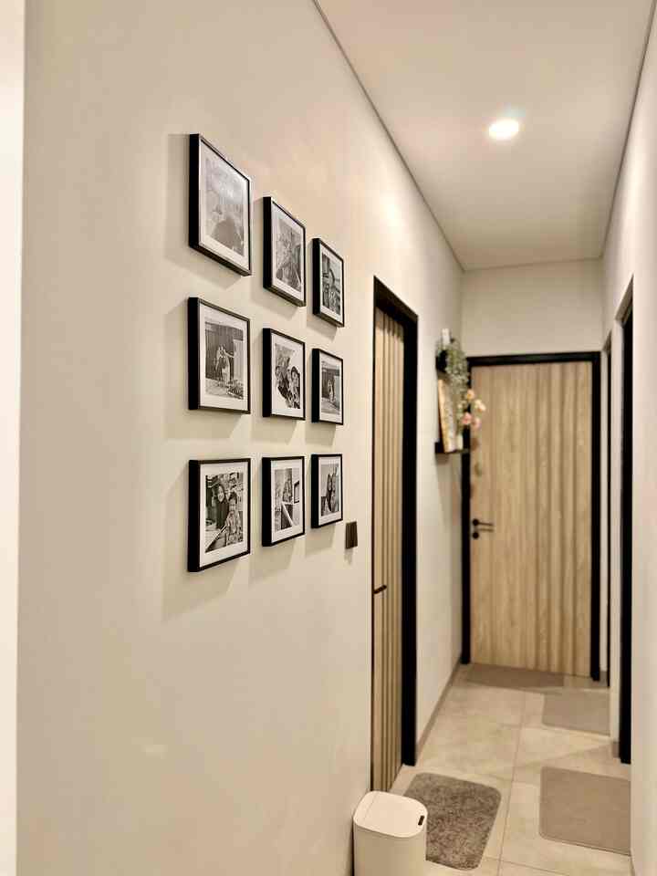 Hallway atau lorong rumah supaya lebih berwarna aku tambahkan dekorasi di bagian dindingnya. Tentunya aku memakai dekorasi yang budget friendly tapi tetap estetik.

Beberapa perintilan dekorasi yang aku pakai yaitu frame dengan foto black and white, ambalan dari IKEA, dan aku tambahkan wall art, dummy book dan tanaman gantung artificial.

Hallway yang awalnya polos setelah di dekor dan styling walaupun dengan perintilan yang budget frienly, tapi juga bisa jadi lebih hidup dan estetik.

#DekorBudgetFriendly
#AestheticAffordable
#SpillDecorLowBudget
#HomeStyling
#HomeDecorIdeas
#Hallway
#HallwayInspiration
