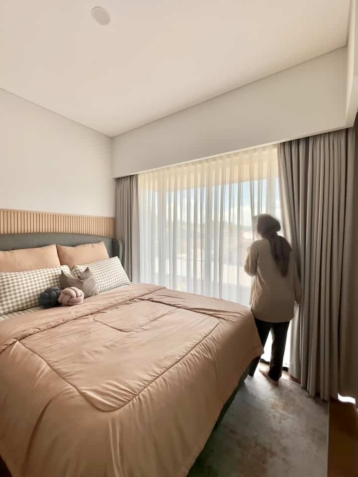 Colour pallete di kamar utama menggunakan warna-warna netral seperti coklat, putih, dan abu-abu.

Supaya memberi kesan nyaman, clean namun tetap warm jadi warna-warna tersebut aku terapkan di ruangan ini.

#BringColorsToMyHome
#HomeColorsPalette
#RekomendasiWarnaRumah
#BedroomInspo
#BedroomStyling
#BedroomDesign
#Minimalis
#ModernIndustrial
#SmallBedroom
#BedroomIdeas
