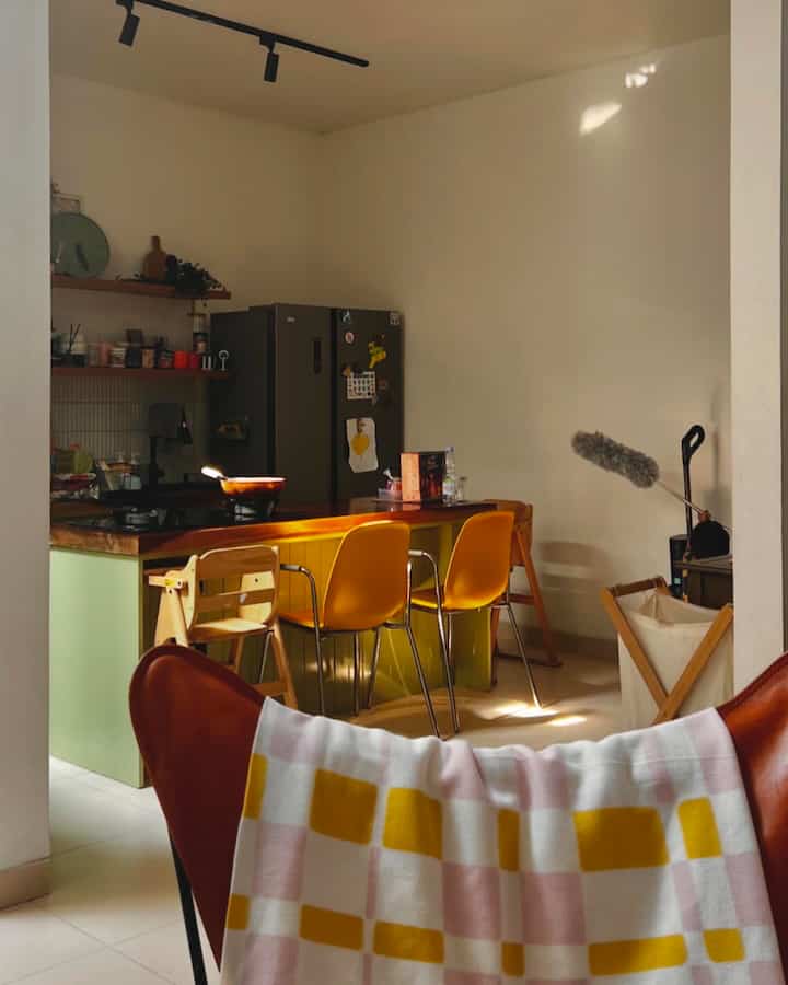 Mendekorasi rumah itu gak harus dengan barang mahal, tapi yang penting dengan barang yang seusai dengan karakter si pemilik rumah.. gak selamanya harga mahal bikin rumah langsung cakep kok, banyak juga dekorasi yang budget friendly tapi hasilnya bikin rumah naik kelas👍

Di Coming Homey, aku banyak #DekorBudgetFriendly, contohnya kayak list kayu yang ada di living room ini cuma modal Rp 50.000 perbatang tapi udah bisa bikin ruangan tampil beda dan lebih homey, penggunaan barang tambahan untuk dekorasi juga sekarang banyak dijual dengan harga yang murah tapi cantik, kayak karpet di living room yang besar ini kita dapet dengan harga dibawah Rp 500.000 tapi udah berhasil bikin ruangan jadi auto cantik✨

#dekorasirumah #90sqm #romangranit #ikea #AestheticAffordable #SpillDecorLowBudget