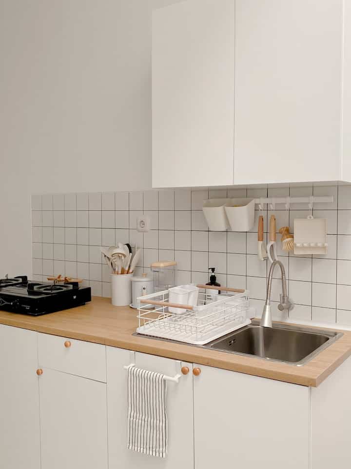 Decor Budget Friendly

Ga asing lagi kan dengan dapur ini. Dapur ala ikea dapur ini didecor dengan “budget friendly”

Salah satunya, Kenapa si ga pake kompor tanam? ya itu alasannya karena dengan fungsi yang sama kompor ini bisa hemat 10kali lipatnya daripd kompor tanam. 

Oh yaa bisa terlihat juga banyak produk ikea, tapiiii no no no semuanya budget friendly. Produk ikea banyak banget yg ramah dikantong. Yuk cek produk tagnya dijamin kaget liat harganyaa ga nyangka produk-produk ini ternyata ramah banget dikantong😍😂

#dekorbudgetfriendly #aestheticaffordable #spilldecorlowbudget #kitchen #kitchenhacks #kitchenset 
