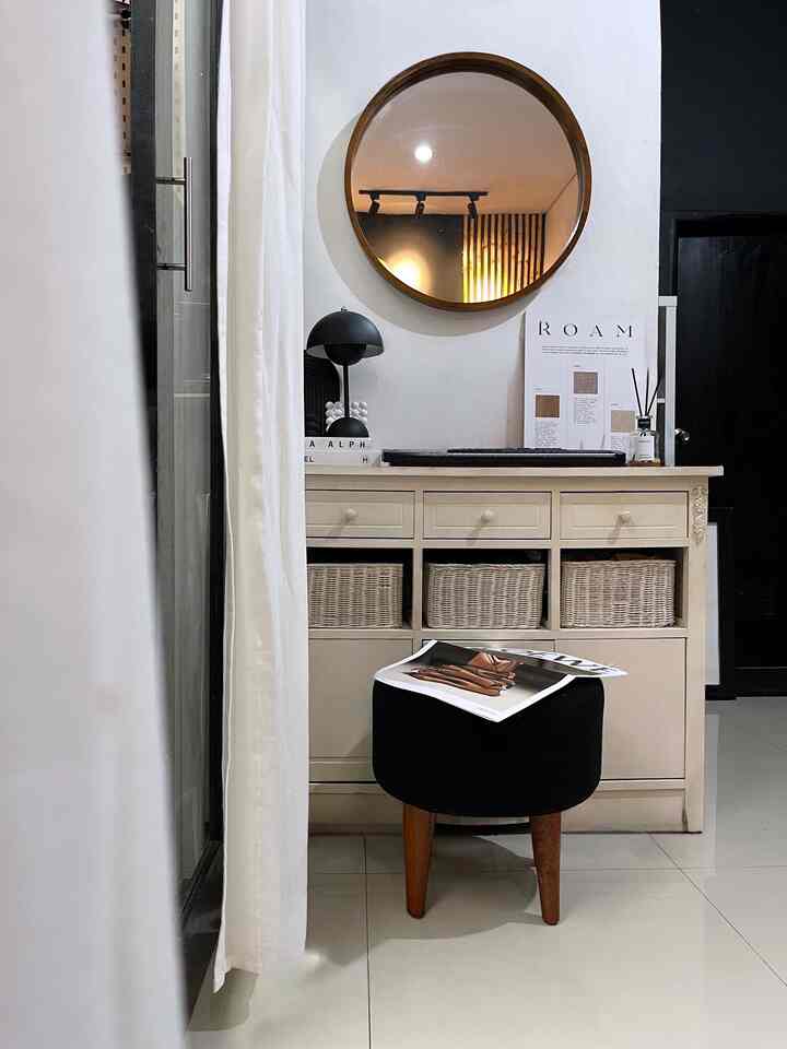 ➖ Low Budget Decoration Items

Hai, mari kita spill low budget decoration items yang ada di spot ini yuk! 

Di spot ini aku pasang round mirror dan stool, karena spot ini sering dipake untuk make-up.

Dekorasinya sendiri ada lampu meja favorit aku yang harganya under 150k, juga ada Keyboard mainan yang ternyata lucu juga untuk dijadiin dekorasi. Ada juga Wall Decor, Dummy Book, Concrete Tray, dan Reed Diffuser. 

Semua items dekorasi disini harganya under 200k (kecuali kabinetnya yaa), nggak perlu jajan mahal-mahal buat dapetin spot estetik loh 😍🤎

#DekorBudgetFriendly #AestheticAffordable #SpillDecorLowBudget #SpotDecoration 