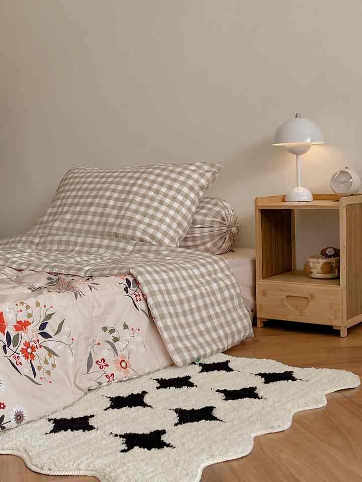 Dekorasi ruangan low budget 

Kalian tahu ga sih kalau dekorasi ini low buget aku spill satu2 ya dari bedcover set harganya cuma 200 ribuan rug/keset 100 rb an nakas 100 rb an lampu kuncup 200 an 
Dan semuanya itu bikin suasana kamar jadi terlihat cozy menyenangkan dan pastinya kita juga merasa nyaman ya jadi untuk ciptain dekorasi ruangan ga harus yg mahal2 kita bisa milih mana harga yang cukup ramah kantong 
Btw aku pilih bedcover set ini karena warna & motifnya aku suka ada motif gingham & bunga2 identik banget dekorasi ala2 korea gitu 
Semua printilan aku belinya di online shop ya udah ada link nya 
Semoga bermanfaat 

#dekorasibudgetfriendly
#aestheticaffordable
#spilldecorlowbugdet
#koreanhouse
#minimalis 
#dekorasi
#home