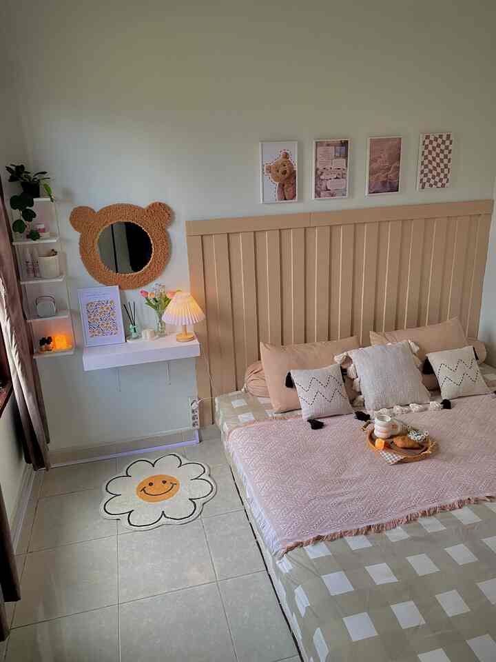 Kamar utama yang munggil yang hanya muat kasur ukuran 200x180 dan ditambahkan meja rias gantung yang murah meriah tapi tetap aesthetic karna printilan printilannya 🤍🤍✨
Ambalan laci ini cuma 90 ribu 
Rak dindingnya 75 ribu 
Cerminnya aku beli polos 30 ribu dan di DIY jadi lucu gitu 🐻
Sprei nya juga aku pake yg murah 70 ribuan .. pokonya gaada yg mahal disini 😁 

#DekorBudgetFriendly
#AestheticAffordable
#SpillDecorLowBudget
#kamarmunggil
#rumahrantau
#asramabrimob
#rumahdinas
