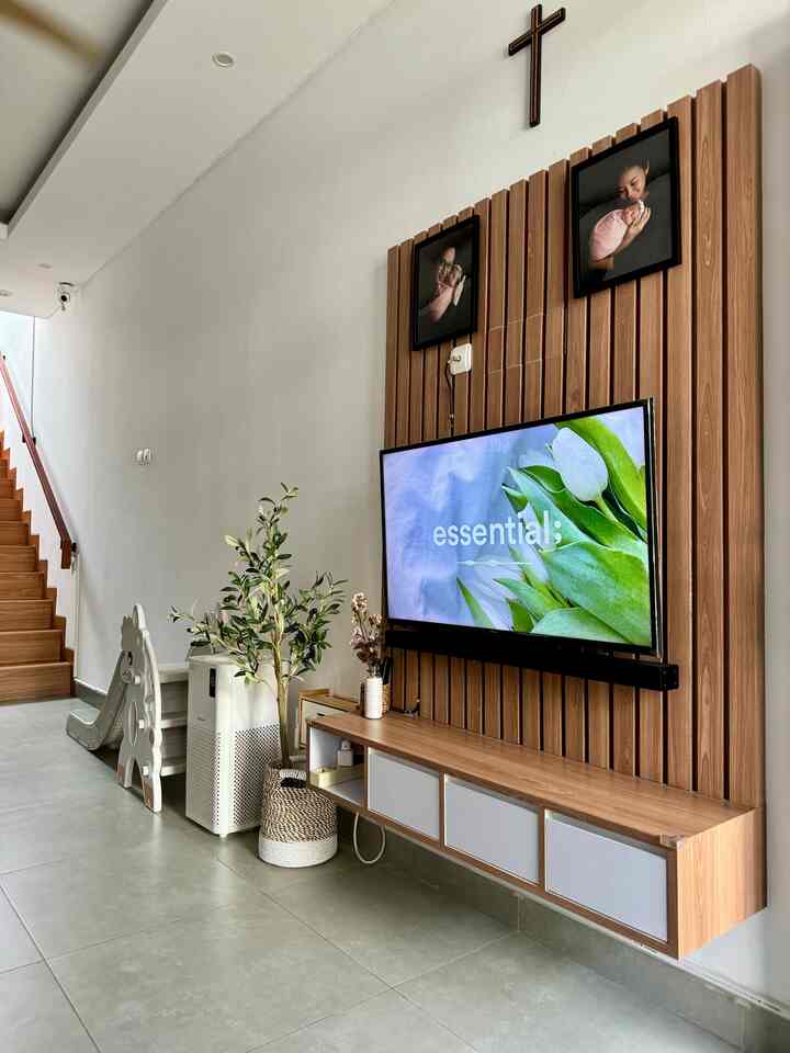 Seringkali orang menganggap harus mengeluarkan budget yg banyak untuk mendekorasi rumah. Seperti di living room kali ini, kami memanfaatkan beberapa perintilan yg kami beli di KKV untuk dijadikan dekorasi seperti bunga artificial, mainan puzzle. Selain itu kami jg rajin browsing di ecommerce untuk menemukan barang dekorasi yg unik & budget friendly

#DekorBudgetFriendly
#AestheticAffordable
#SpillDecorLowBudget
#ruangtamu
#livingroom