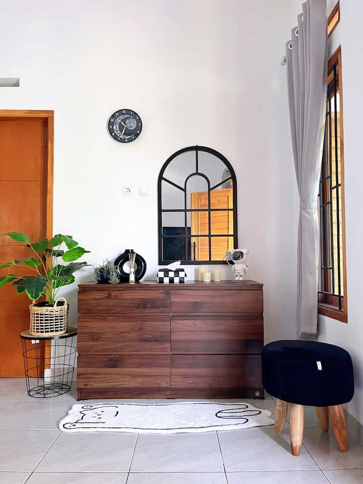 Spill dekorasi d area foyer

- Cermin Colonial 300 ribuan, ini menjadi salah satu best buy kami selain bentuknya yang unik cocok untuk dekorasi ruangan juga mempunya fungsi tersendiri. 

- Lampu Proyektor Astronot 100 ribuan, sebetulnya ini adalah mainan anak kami tapi ternyata cocok banget untuk dekorasi apalagi ketika lampunya nyala ini bisa membuat ruangan vibesnya jadi berbeda menjadi lebih estetik tentunya. 

- Tanaman Artificial 20 ribuan, sangat tidak menyesal mempunya produk ini selain low budget juga sangat cocok d simpan dimana saja.

- Tempat Tissue Catur 30 ribuan, tempat tissue ini unik banget kan selain cocok untuk dekorasi juga mempunya fungsi. Warnanya yang monochrome cocok banget ada d rumah kami. 

-Keset Kucing 70 ribuan, jatuh cinta saat melihat keset di e-commerce dan ternyata aslina cakep banget bulunya lembut bentuknya lucu. 

Dan untuk drawernya ini mungkin kedepannya akan kami make over menjadi warna hitam agar lebih senada lagi dengan tema rumah kami. 

#BumiGerrd #DekorBudgetFriendly #AestheticAfforable #SpillDecorLowBudget #DekorasiFoyer


