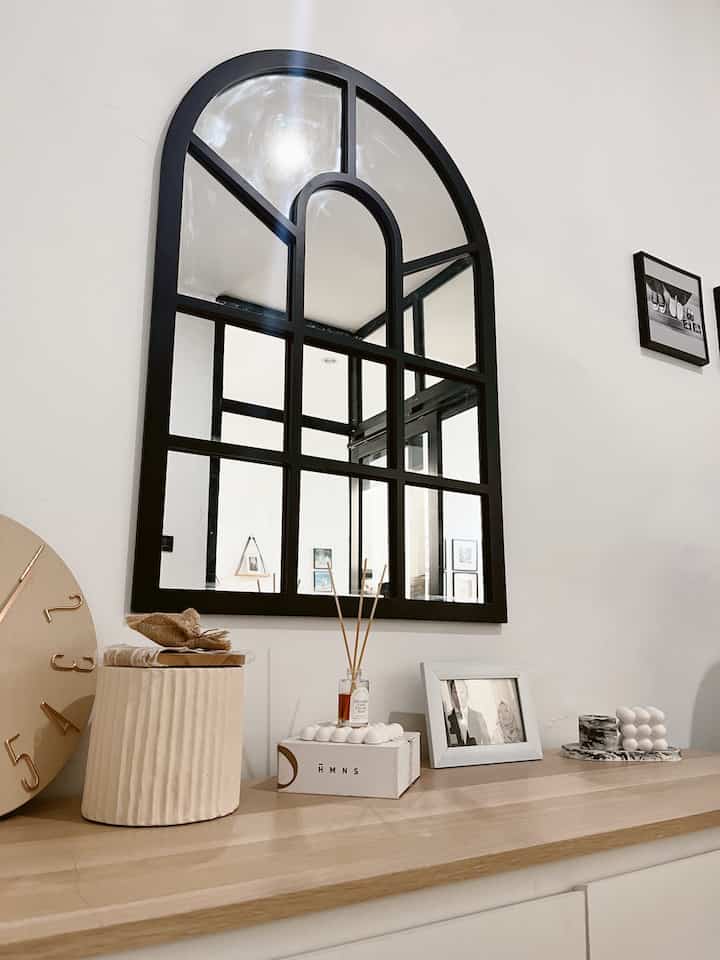 Pojok Kamar✨

Spot favorite yang sempet ada di area hallway ruang tamu menuju pintu, sekarang spot favorite nya pindah ke pojok kamar😍

selain bisa untuk ngaca, spot ini sering aku pakai sambil rebahan..

ruangan mungil yang adem ini bertema white n wood, biar terkesan adem dan nyaman🤍🤎

#PojokKamar #SpotFavorite #DekorasiKamar #Dekorasisatukamar #StyleKamar