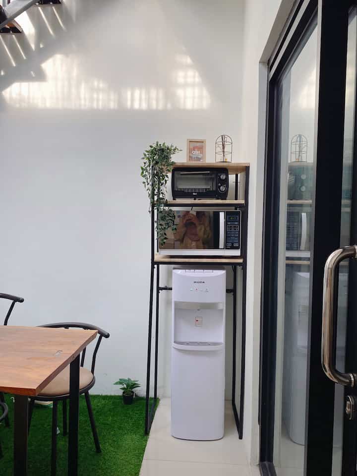 Hai haiiii! kembali lagi ke furniture hasil DIY. Jadi memang konsep dekorasi rumah kami itu "perlahan mengisi rumah dengan hasil diy low budget". Jadi jangan heran kalau dikit2 diy karna yaaa memang menyesuaikan budget yg ada, padahal inginnya sih beli ini itu, sekalian yang bagus. Kebetulan suamiku memang hobi diy, dipertemukan dengan aku yg suka sok ngide. Jadi lumayan sejalan untuk mengisi rumah dengan hasil DIY. Kenapa diy? karna bisa punya barang yg hampir sama (jelas tidak akan sama) tapi dengan budget yg hampiiiir kurang dari setengahnya. Kaya rak dapur ini, cuma ngabisin sekitar 250rban aja. Yang kalo beli tentu harganya diatas 500rb. Jadi gimana? tertarik untuk coba 'doityourself'?

#DekorBudgetFriendly #AestheticAffordable #SpillDecorLowBudget #DecorBudgetFriendly #DIYfurniture #dekorasidapur #rakserbaguna