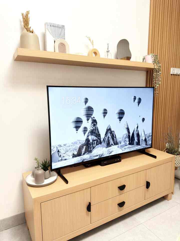 Low Budget Decoration Items

Paling happy kalalu mendekorasi ambalan yang ada diatas tv ini. Karena bisa di decor dengan barang2 yang aesthetic 🤍
Budget decor yang ada diambalan ini harganya sangat affordable.
1. Artificial plant yg menjuntai kebawah harganya 99K, vibesnya bikin ambalan jadi cantik.
2. Cermin aesthetic yang harganya 46K, selain jadi dekorasi yg aesthetic, udah pasti berfungsi buat bercermin.
3. Dummy book dengan harga 12K
4. Tatakan silicone arch 17K
5. Scented  candle cube yang gemes harga 27K
6. Moon vas aesthetic 42K

#DekorBudgetFriendly
#AestheticAffordable
#SpillDecorLowBudget
#DecorationAesthetic


