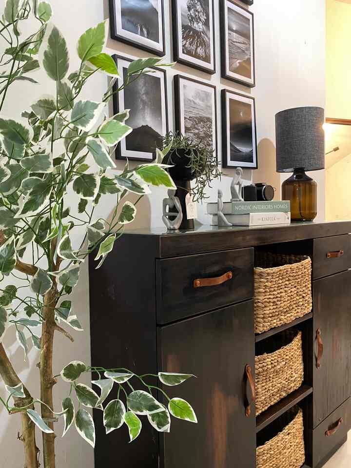 COLOR PALETTE 

Karena kami suka warna warna tegas dan gelap,hitam coklat dan sedikit abu mendominasi dirumah ini agar terlihat maskulin

#BringColorToMyHome #HomeColorPalette #RekomendasiWarnaHome #rumahminimalis #rumahmodern 