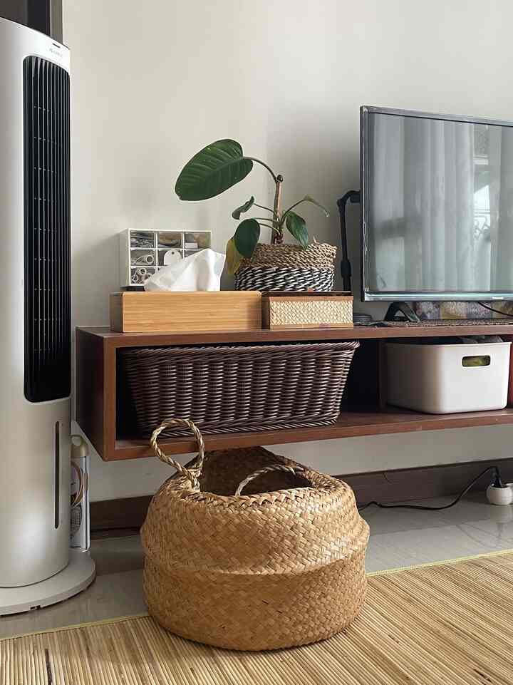 Benda-benda fav di apatora, yg aesthetic dan budget friendly :
1. Purun tempat menaruh blanket sofa dll
2. Benda2 tersebut ditata untuk menghias ambalan pada area hallway.
3. Rug boho ini membuat ruangan terkesan lebih homey 
4. Pajangan2 DIY wood puzzle di area living room yg memberikan warna pasa ruangan


#DekorBudgetFriendly #AestheticAffodable #SpillDecorLowBudget
