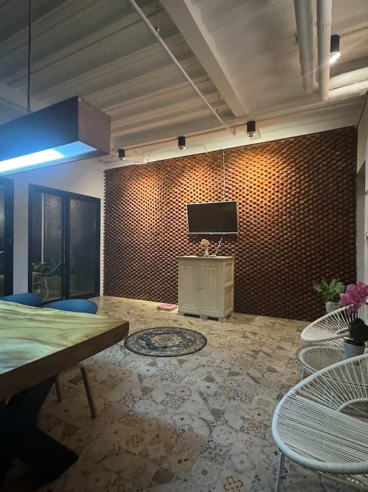 Colour palatte di rumahyuqibam semua warna natural 😁
Elemen kayu
Dinding unfinished 
Warna putih 
Wana hitam 

Meskipun hunian dengan desain industrial mengutamakan pencahayaan alami yang hemat energi, tapi jangan lupakan lighting/cahaya di malam hari yang bisa buat suasana rumah makin warm..

Ya, lampu dengan kabel gantung panjang menjadi salah satu dekorasi item yang khas serta dinding batu bata yg sedikit beda yang orang2 selalu dibuat salfok hehehe..Ini merupakah ide dr kolaborasi kami hasil sharing dengan arsitek'gratis' yang buat kami takjub yah 😍😍😍

Semoga bisa jadi inspirasi yah terima kasih 😊😊

#BringColorsToMyHome
#HomeColorPalette
#RekomendasiWarnaRumah
#Rumahyuqibam
#HomeIndustrial
#InspirasiRumah
#homestagram 
#OclassInteriorStyling
#homestyle