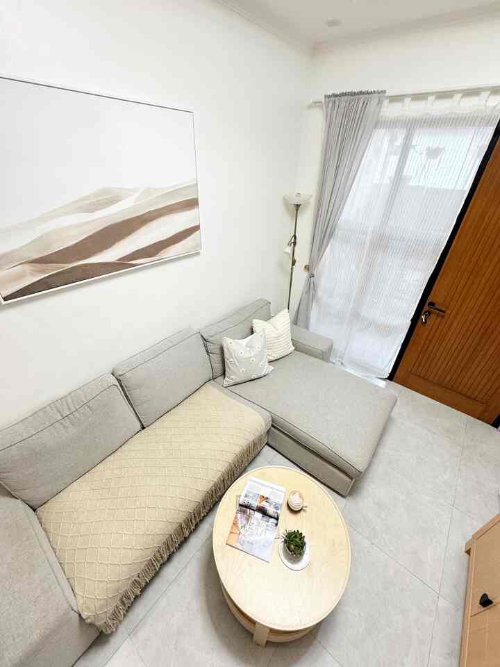 Color Palette di Rumahku 🤍🩶🖤🤎

Rumah ini ukurannya tidak begitu luas, maka pemilihan warna yang di pakai adalah warna netral seperti putih, abu, beige/khaki, kayu dan sedikit warna hitam.

Warna ini kita pilih karena supaya rumah lebih fresh dan terkesan minimalis.

Teman-teman suka color palette seperti apa nih?

#BringColorsToMyHome
#HomeColorPalette
#RekomendasiWarnaRumah
#ColorPaletteHome


