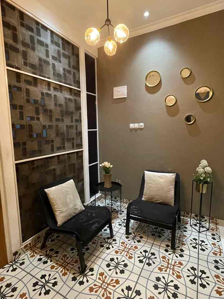 Rumah ini mengambil tema semi industrialis dan minimalis, sehingga item item decor yg kami pilih pun kami ambil yg ringan ringan karena luas ruangan yg tidak besar, sesuai dengan presentasi dari kak Ivan Eldo bagaimana memadu padankan furniture yg ada dengan konsep rumah yg dibuat, mudah mudahan postingan dan interior rumah kami sesuai dengan konsep yg kak Ivan maksudkan🤗🙏🏻


#OclassinteriorStyling
#homestyle
