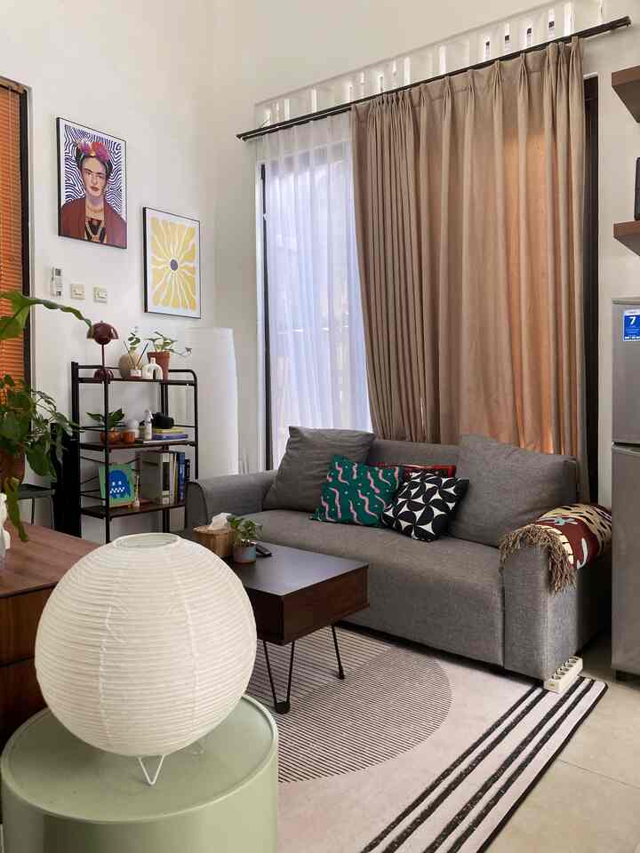 Bisa dibilang hampir sebagian besar dekorasi disini low budget. Dan ini dia dekorasi favorit low budget versiku :
1. Lampu lampion kertas
2. Sarung bantal yang pastinya dibawah 50.000
3. Hiasan frame block custom dibawah 100.000
4. Lampu IKEA silver
5. Lampu Dali Meleleh dibawah 100.000
6. Tempat tisu lego dibawah 100.000
7. Tray Kuning dibawah 50.000
8. Meja TV panjang 1.5m harganya ga sampe sejuta 😆
9. Sebenernya masih banyak lagi. Tapi bisa dibahas next yaa

#DekorBudgetFriendly #AestheticAffordable #SpillDecorLowBudget #tinyhouse #tipe36 #36m2 #livingroom
