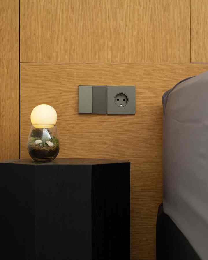 Rumah kami bernuansa color palette netral dengan paduan warna hitam serta abu-abu yang kami kombinasikan dengan warna coklat hangat dari kayu. Dengan dasar warna yang netral, padu padan furniture dan dekrorasi dirumah jadi lebih mudah ☺️

#BringColorsToMyHome #HomeColorPalette #RekomendasiWarnaRumah #IssetHouse #DekorRumah #InspirasiRumah