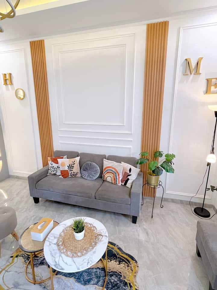 Colors palette ruang tamu ✨

Color palette di rumah kami ini ada 3 warna putih, wood dan abu-abu. Palette warna menurutku sangat penting karena mempengaruhi mood yang menempati rumah. 

Seperti ruang tamu ini aku beri warna putih agar memberikan kesan luas dan bersih dikombinasikan dengan warna wood dan furniture abu-abu memberikan kesan estetik dan tegas. 

#BringColorToMyHome
#HomeColorPalette
#RekomendasiWarnaRumah
#InspirasiRuangTamu
#DesainRuangTamu
#aesthetic

