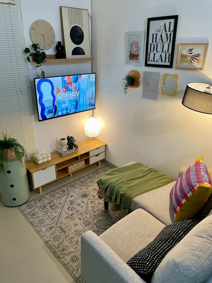 Menambahkan warna di ruang tamu 🎨✨

Agar ruangan terkesan lebih hidup, aku menambahkan beberapa warna dekorasi di area living room ku. Tetapi tetap dengan latar warna yg natural dan tidak terlalu mencolok.
Beberapa warna yg aku tambahankan di area ini adalah warna hijau dan kuning.

#BringColorsToMyHome
#HomeColorPalette
#RekomendasiWarnaRumah