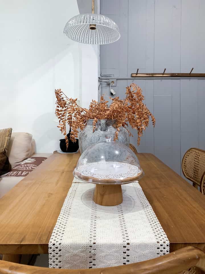 Standing cake ini adalah salah satu best buy aku. Dari dulu memang pengen banget punya standing cake yg ada tutupnya, tp setiap nemu pasti harganya lumayan pricey :( akhirnya iseng cari terpisah standing cake dan tutupnya, ternyata ada!😮‍💨 tinggal sesuain ukuran dan tadaaa! Sangat affordable hihi, bangga akutuh hahaha🤭
#decorbudgetfriendly
#aestheticaffordable
#spilldecorlowbudget
