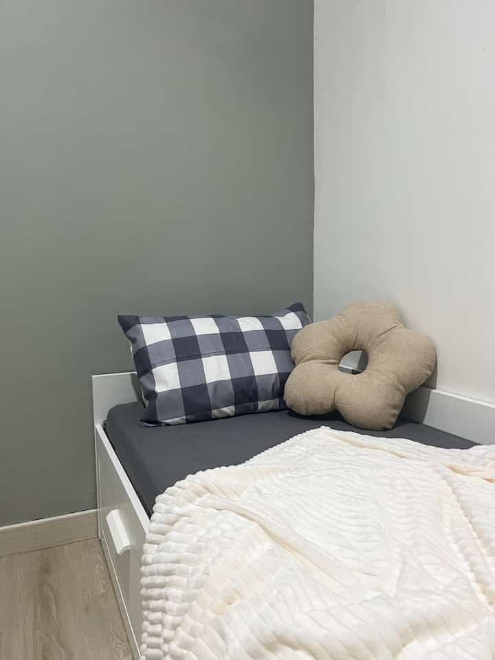 Hi neighbors, this time I want to tell you about the makeover process for the second bedroom in our house. This room was previously only used as a wardrobe room. Because now this room is going to be used, we started filling in the furniture. Of course the first thing we bought was a cot. And our choice fell on IKEA brimnes 🫶🏻
This cot is adjustable, can be changed from a single bed of 80cm to a double bed of 160cm. Apart from that, this cot has 2 large drawers. Really saving space for this small room. ❤️🥹

#BedroomStyling
#BedroomDecor
#MakeOverBedroom
#RoomInspo
#DecorIdea