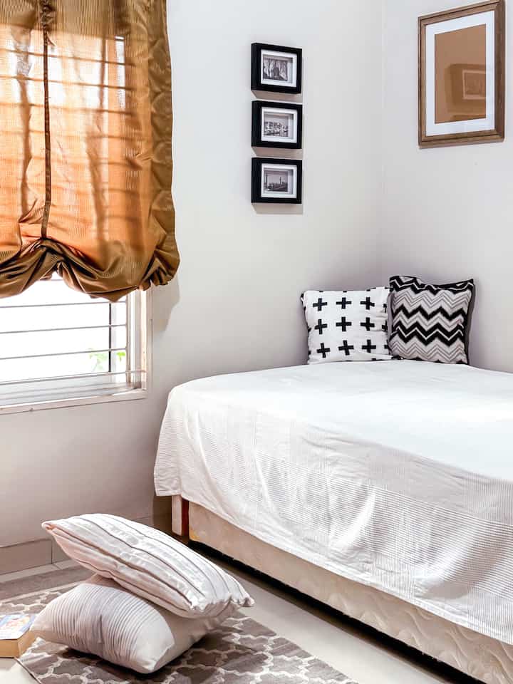 Benda Dekorasi Di Kamar Tamu Budget Friendly.

Kamar tamu ini aku dekor dengan benda benda dekorasi budget friendly yang bentuknya simpel.
Aku pilih warnanya senada,agar terkesan bersih dan rapi.Bingkai kayu natural aku beli saat sale di Ikea seharga 149.000.Keranjang purun yang aku cat putih harganya dibawah 50.000.Tanaman artificial ace hardware 29.000.Bingkai kayu hitam kecil Ikea satuannya 99.000.Keranjang bulat kecil Ikea seharga 79.000.Tips ku belanja dekor budget friendly tunggu saja saat sale ✨

#DecorBudgetFriendly
#AestheticAffordable
#SpillDecorLowBudget
#bedroomdecor
#midcentury
#kamartamu
