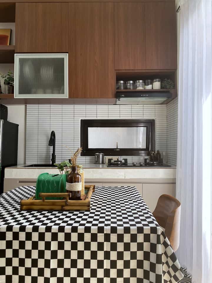 Untuk tema kecilnya, palet warna dirumahku bisa dibilang berbeda-beda. Namun garis besar untuk warna furniture adalah :
1. Coklat tua / Walnut
2. Abu-abu
3. Hitam
4. Putih / Cream
Palet warna dasar ini bisa dilihat dari warna lantai, dinding dan juga furniture besarnya. Warna-warna ini pasti ada di seluruh ruangan, hanya saja aku menambahkan warna tertentu sebagai point of interestnya. Misalkan penambahan taplak meja checkered board, menambahkan kotak tisu warna hijau. Dan ini juga aku lakukan untuk ruangan lainnya 😊

#BringColorsToMyHome #HomeColorPalette #RekomendasiWarnaRumah #kitchen #tinykitchen #diningroom #tinyhouse #36m2 
